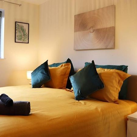 Cosy 3 Bedroom 2 Bathroom House With Parking Sheldon  Екстериор снимка