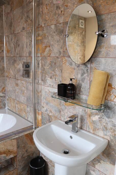 Cosy 3 Bedroom 2 Bathroom House With Parking Sheldon  Екстериор снимка