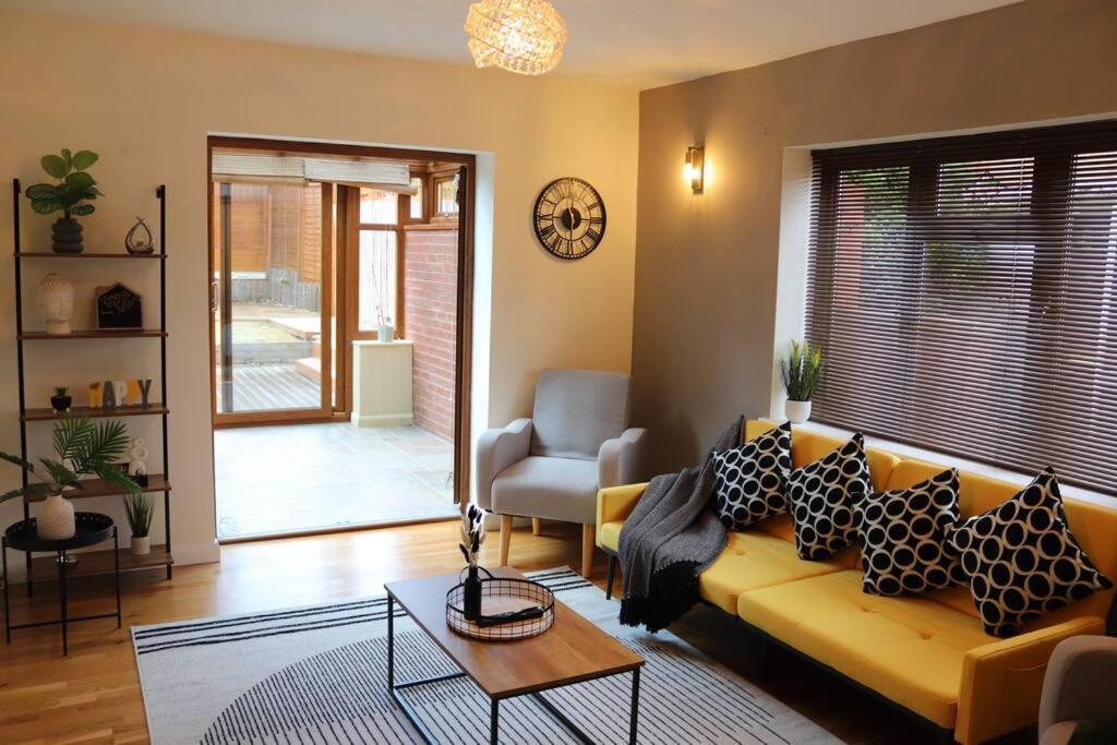 Cosy 3 Bedroom 2 Bathroom House With Parking Sheldon  Екстериор снимка