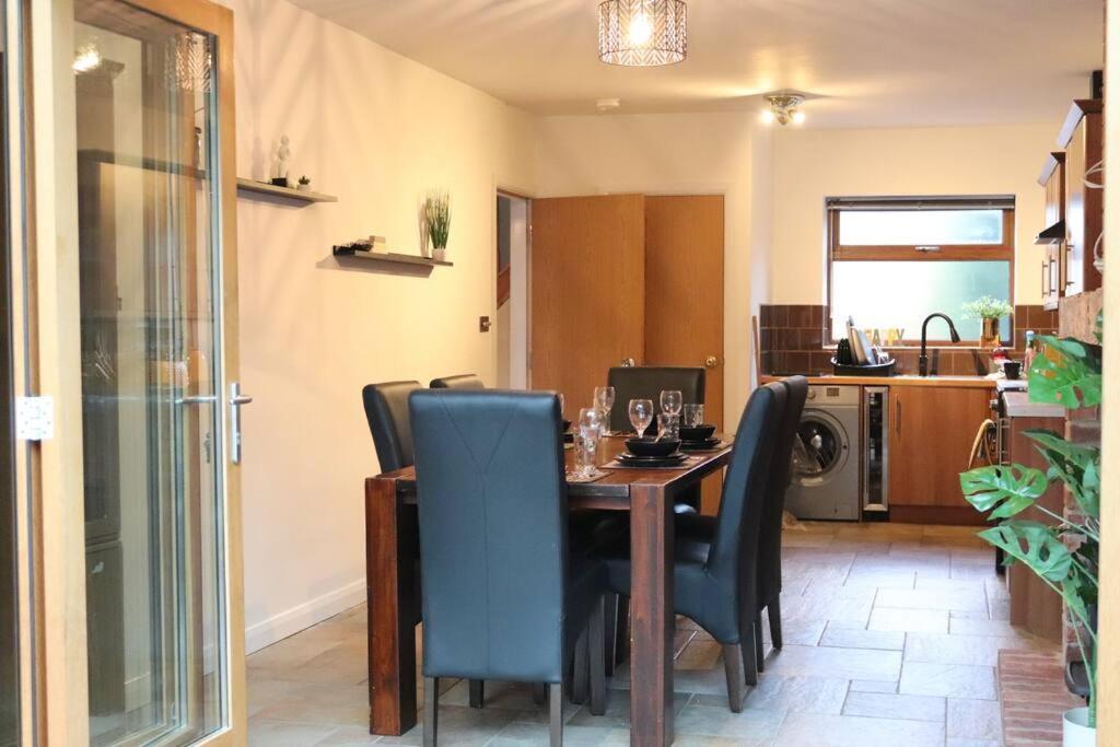 Cosy 3 Bedroom 2 Bathroom House With Parking Sheldon  Екстериор снимка