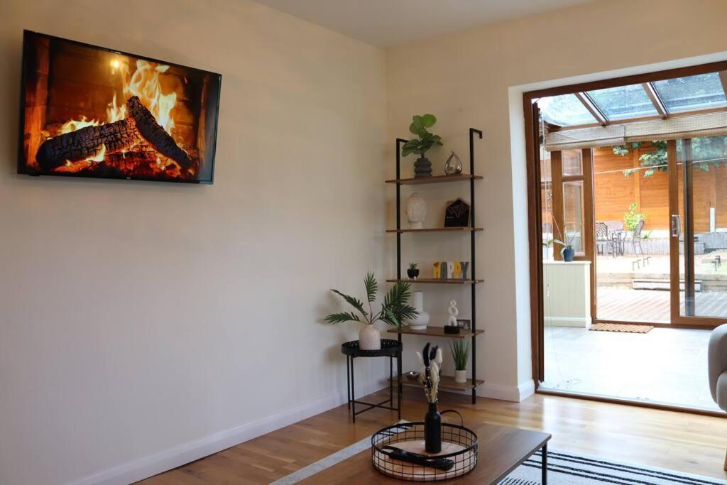 Cosy 3 Bedroom 2 Bathroom House With Parking Sheldon  Екстериор снимка